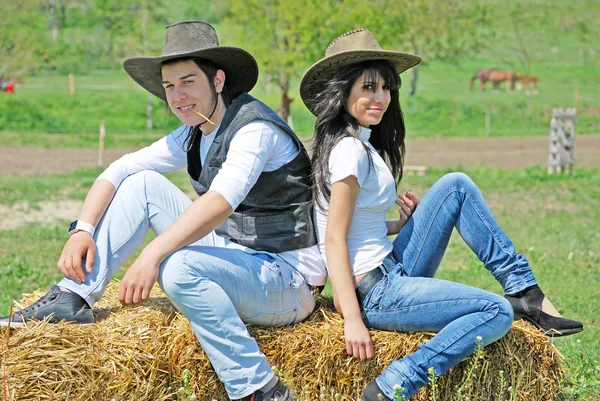 Couple on a hay bale — Stock Photo, Image