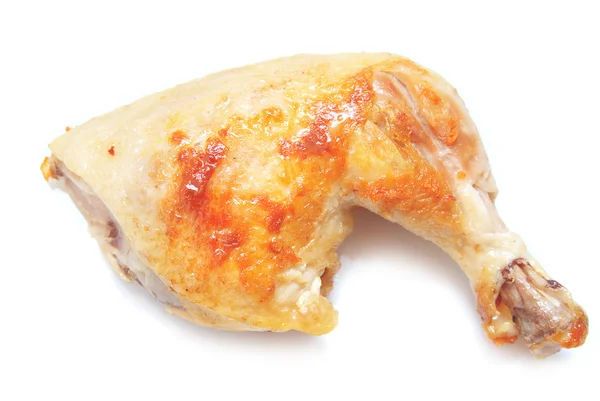 Жареный нарезанный цыпленок на тарелке изолирован на белом — стоковое фото