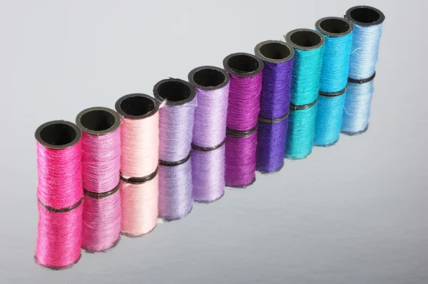 Baris dari thread berwarna-warni — Stok Foto