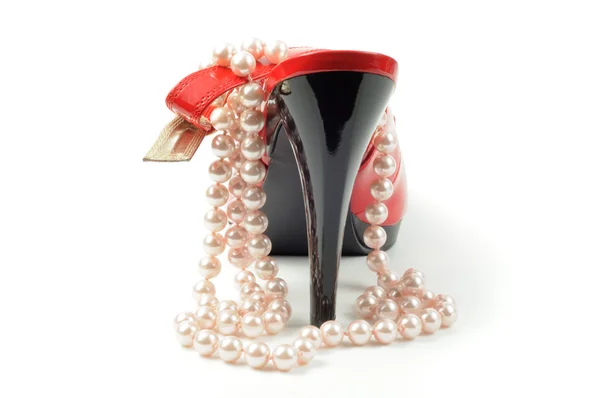 Scarpa rossa e gioielli in perla — Foto Stock