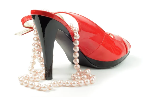 Rode schoen met sieraden — Stockfoto