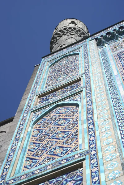 Minareten av en moské mot himlen — Stockfoto