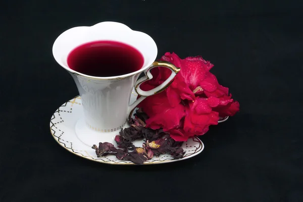 茶的黑色背景上的 karkade — 图库照片