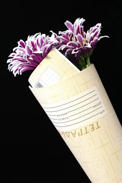 Зв'язний блокнот і квіти — стокове фото
