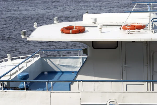 Círculos de rescate por encima del barco —  Fotos de Stock