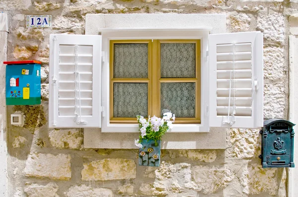 Oude stijl Europese venster Stockfoto