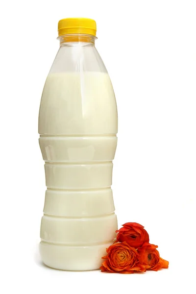 Flaska mjölk och orange blomma isolerade — Stockfoto
