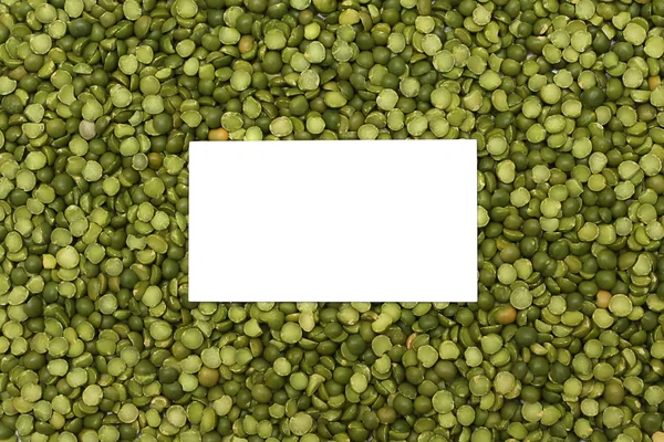 与白色地方干绿色豌豆的背景 — 图库照片