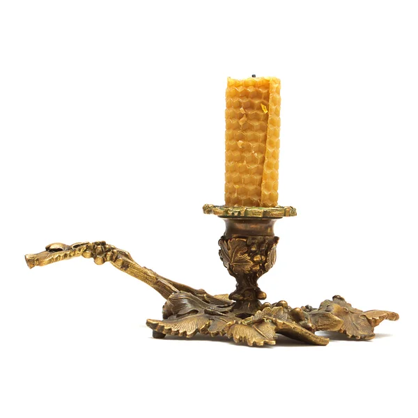 Starý bronzový svícen se svíčkou, samostatný — Stock fotografie