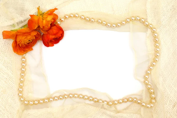 Rahmen aus den orangen Blüten, Perlen — Stockfoto