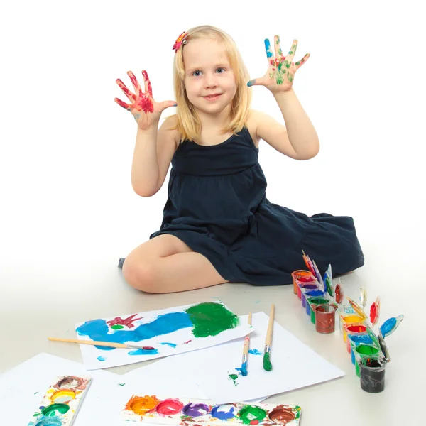 Petite fille avec les mains peintes — Photo