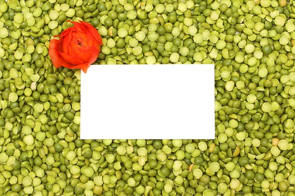 明亮的绿色背景的豌豆 — 图库照片