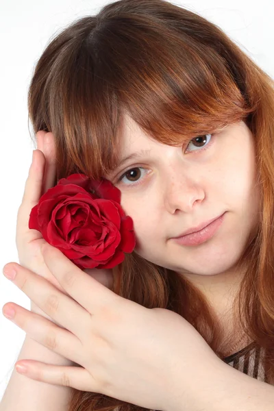 Mujer joven y bonita con una flor — Foto de Stock