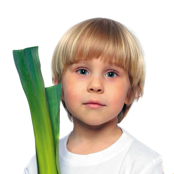 Gelukkig kind met groene plantaardige — Stockfoto
