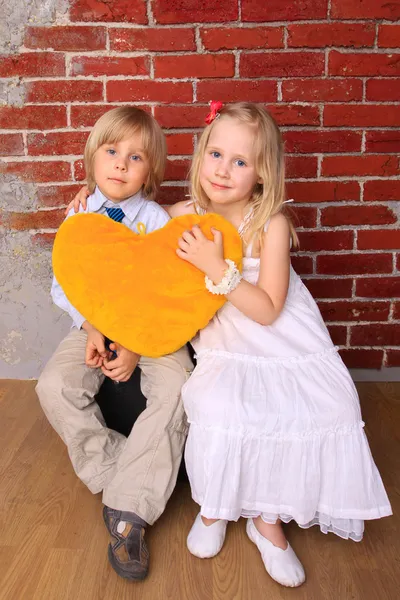 Menino e menina bonita com coração — Fotografia de Stock