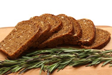 ekmek, rosemarine ve ahşap tahta üzerinde beyaz bir backg izole kesmek