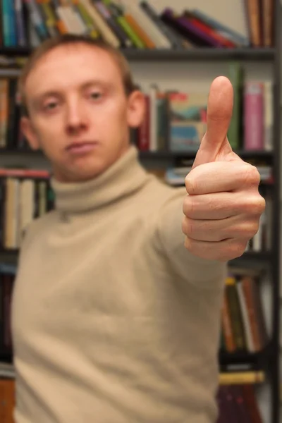 Emberi kéz a hüvelykujjával felfelé háttérben a büszke ember — Stock Fotó