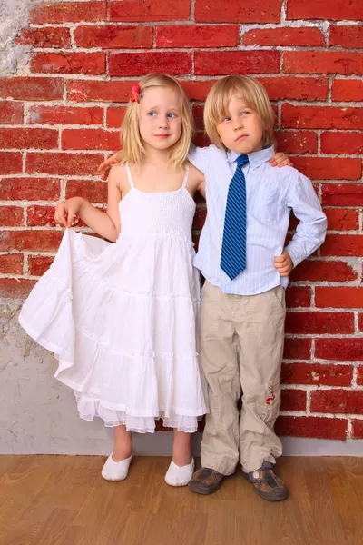 Šťastné děti, objímání a usmívá se. krásná blonďatá dívka a chlapec — Stock fotografie