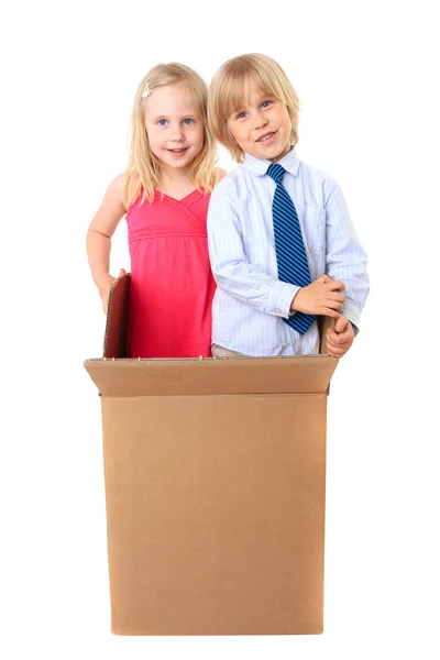 Neşeli çocuklar bir karton kutu dikkat edin. sürpriz. — Stok fotoğraf