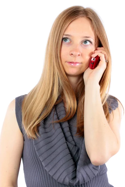 Krásná blonďatá dívka mluví do mobilního telefonu — Stock fotografie
