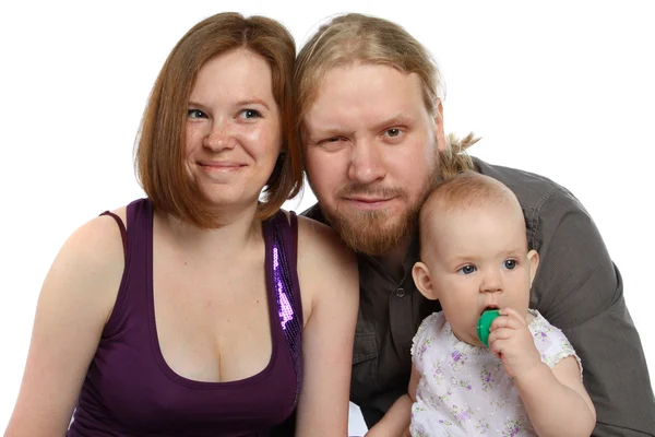 Mladá rodina v radostné choulí — Stock fotografie