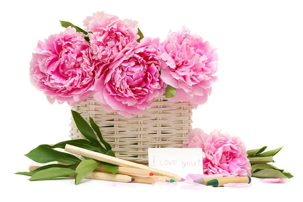 Cadeau. Bouquet de fleurs et une note avec une déclaration d'amour i — Photo