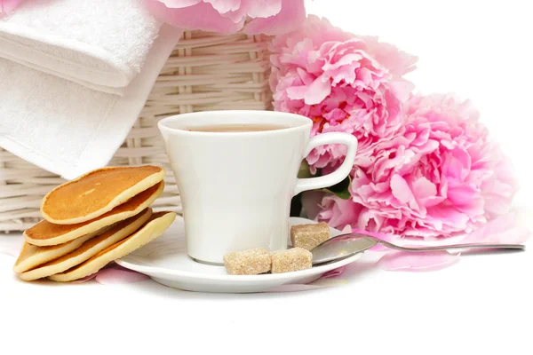 Desayuno de verano. Flor, té, azúcar morena, panqueque — Foto de Stock