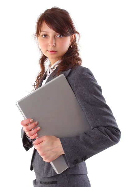 Mulher de negócios bonita carregando um laptop — Fotografia de Stock