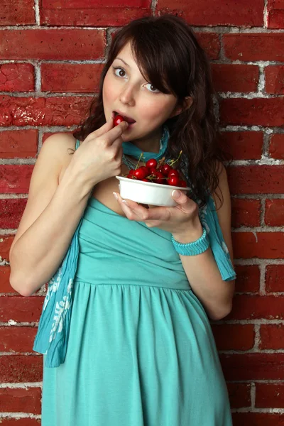 Bella donna mangiare ciliegia — Foto Stock
