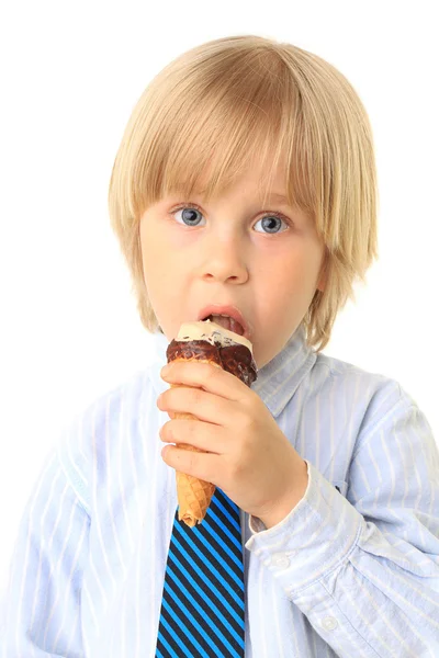 Kleine jongen eten van ijs. kind geïsoleerd op wit — Stockfoto