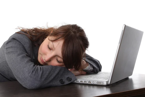 Trött kvinna sover framför datorn isolerad på vit — Stockfoto