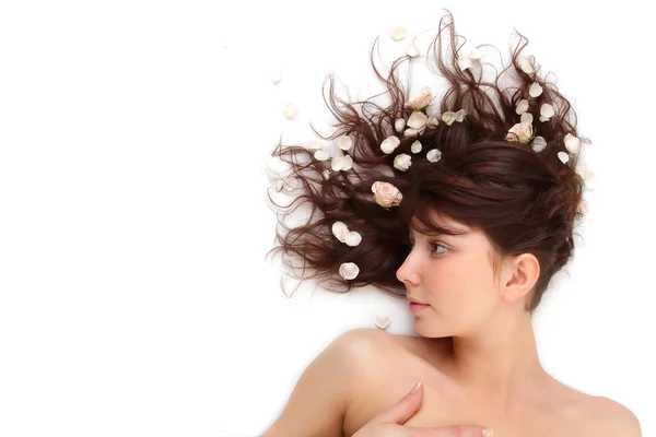 Krásné dlouhé vlasy dívka relaxační wellness salonu — Stock fotografie