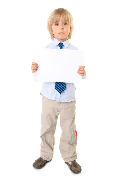 Ребёнок держит пустой знак над белым — стоковое фото