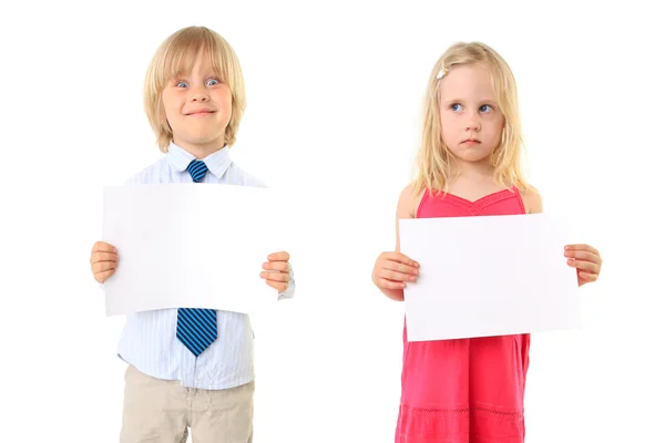 Unga blonda barn innehar en tomt tecken styrelse — Stockfoto