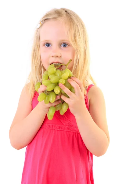 Dziewczynka dziecko spożywa duże winogrona, na białym tle — Zdjęcie stockowe