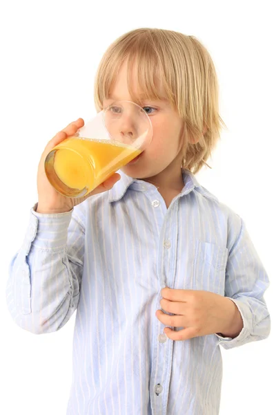 Мальчик пьет свежий фруктовый сок, изолированный на белом — стоковое фото