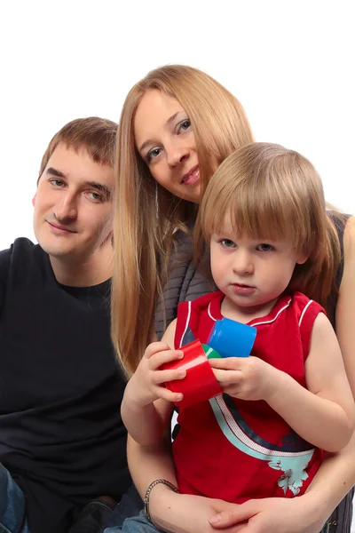 Šťastná rodina. otec, matka a malý syn izolovaných na bílém ba — Stock fotografie