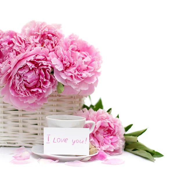 Desayuno romántico, flores y una tarjeta en blanco con una nota o — Foto de Stock