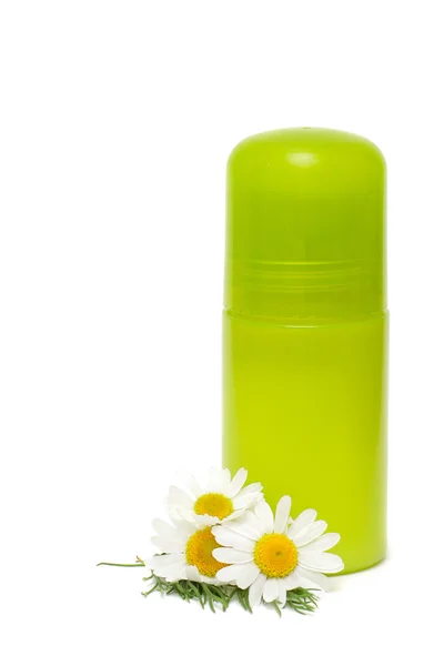 Frasco verde de um desodorizante e flor isolado em um backgrou branco — Fotografia de Stock