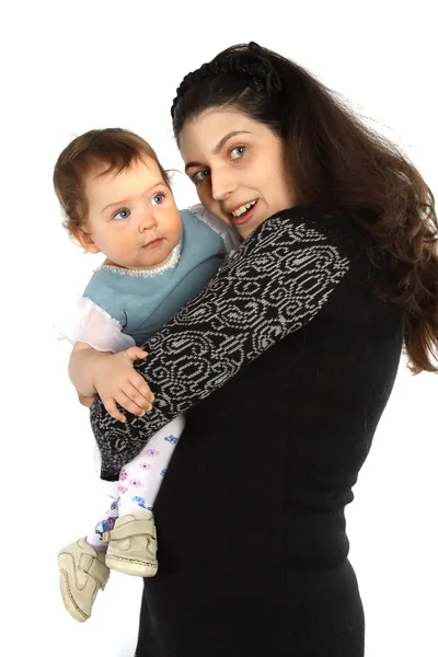 Lycka familj. mamma håller baby dotter och skrattar — Stockfoto