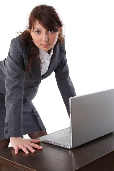 Молодая деловая женщина, работающая на ноутбуке за столом, изолирована — стоковое фото