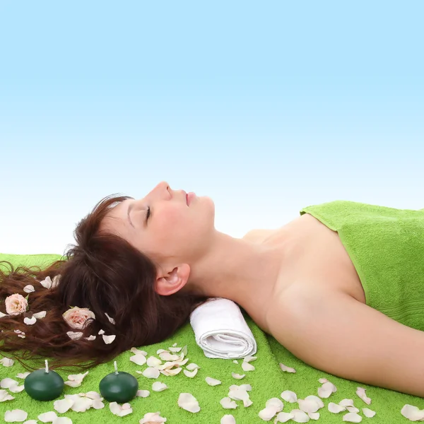 Young woman relaxing in spa center — Stock Photo, Image