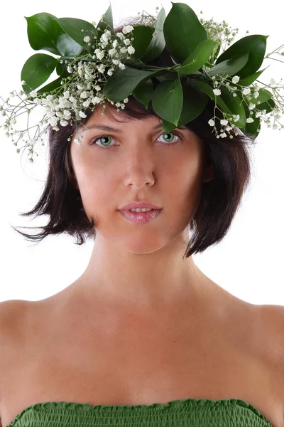 Una hermosa joven sexy mujer con flores y hojas verdes en él — Foto de Stock
