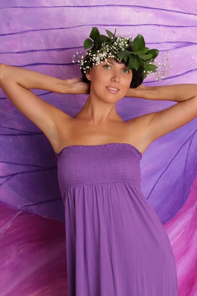 아름 다운 관능적인 여자 여름 드레스와 꽃의 화 환에는 — 스톡 사진