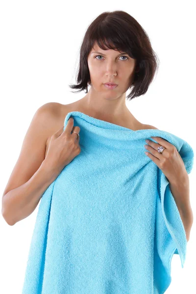 Portrét sexy bruneta žena s modrým ručníkem před lázeňské léčbě — Stock fotografie