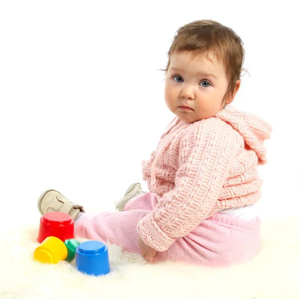 Criança pequena brinca com brinquedos — Fotografia de Stock