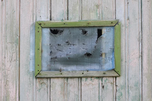 Oude venster en gray houten muur achtergrond — Stockfoto