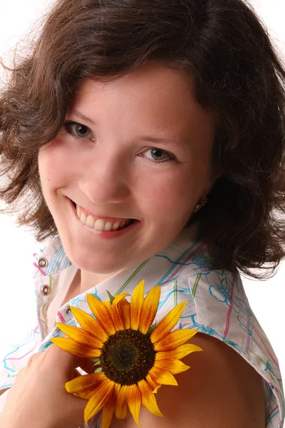 Gelukkig mooie vrouw met zonnebloemen — Stockfoto