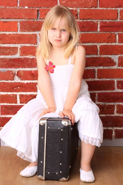 Mała dziewczynka emocjonalność. tło dla pocztówka podróż — Zdjęcie stockowe