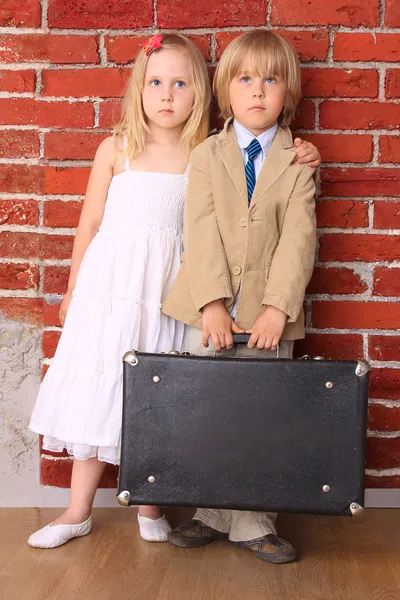 Sposi piccoli con copyspace sulla valigia. Luna di miele. Se — Foto Stock